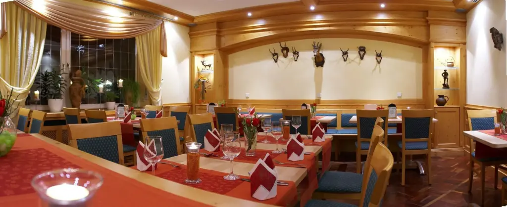 Hubertus Melle Bild vom Restaurant mit eingedeckten Tischen und Geweihen an der Wand