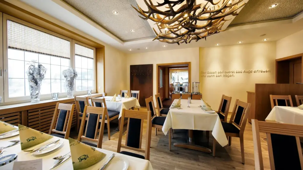 Hubertus Melle Foto vom Restaurant mit eingedeckten Tischen und Geweih Dekoration Hubertus Melle Foto vom Restaurant mit eingedeckten Tischen und Geweih-Dekoration